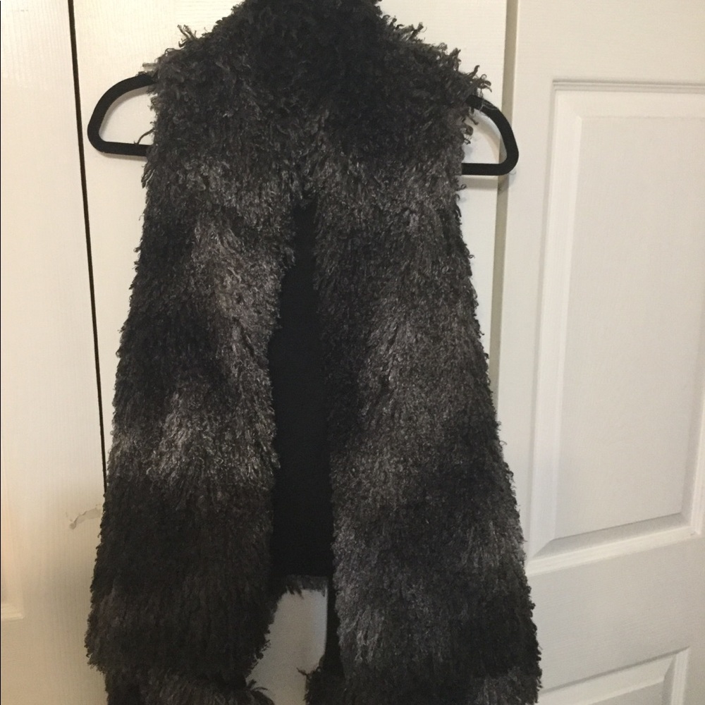 NWOT.  Fur vest - Picture 4 of 8